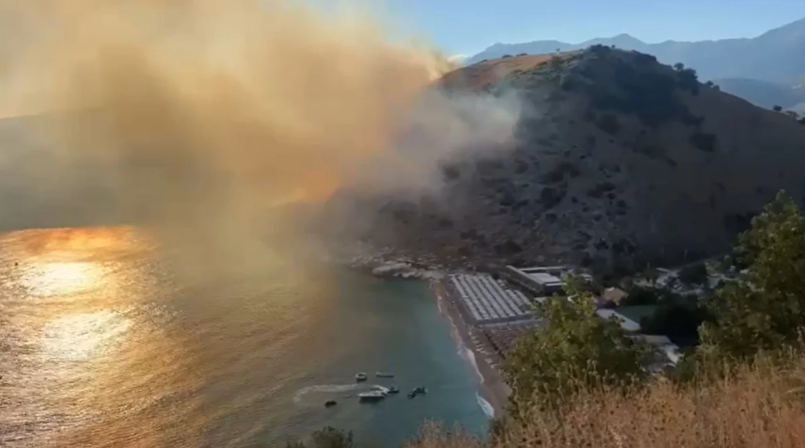 Zjarr i madh në kodrat e Llamanës në Himarë, 17 zjarrfikës në terren, tymi mbulon zonën