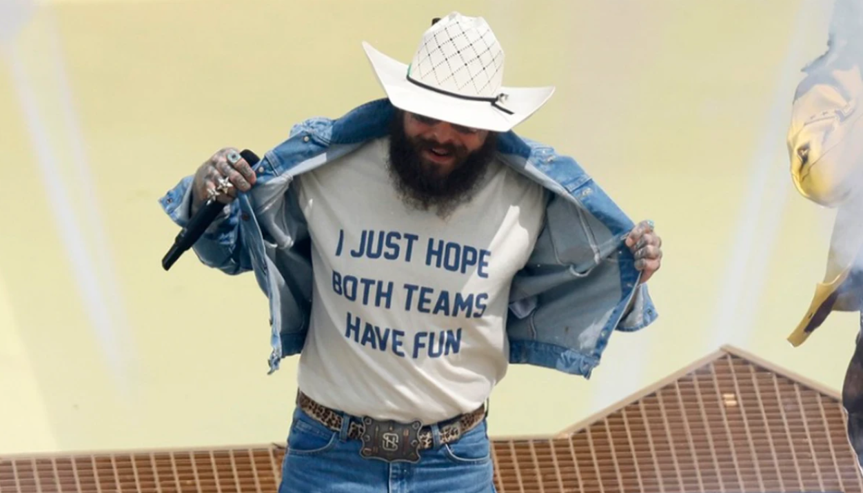 Post Malone tërheq vëmendjen në finalen e Botërorit 2026, mesazhi në bluzë bëhet viral