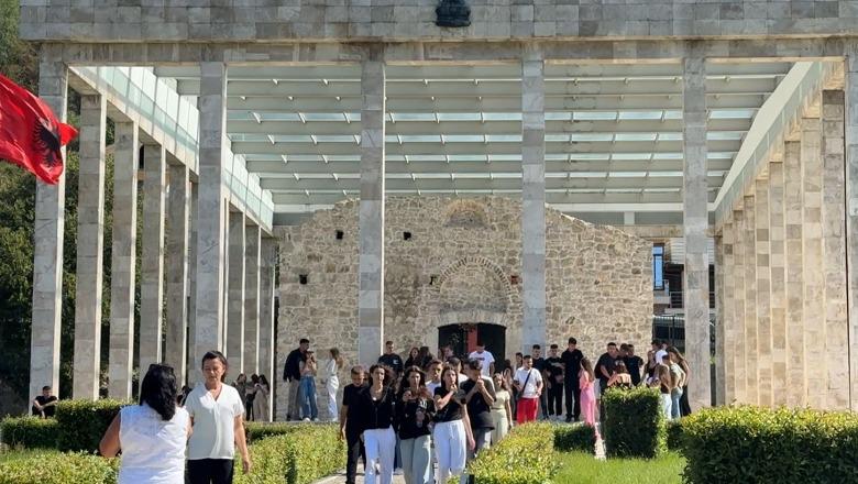 Rritet me 15% numri i turistëve në Lezhë, interes i lartë për Memorialin e Gjergj Kastriotit! Dominojnë amerikanët Rritet me 15% numri i turistëve në Lezhë, interes i lartë për Memorialin e Gjergj Kastriotit! Dominojnë amerikanët