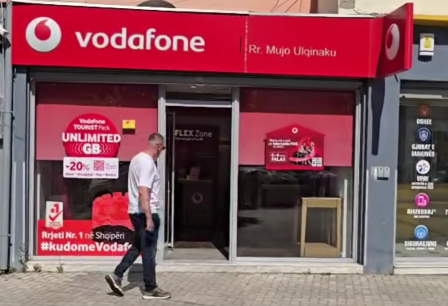 Grabitet dyqani i Vodafone në Durrës, autori merr me dhunë xhiron ditore dhe largohet me taksi