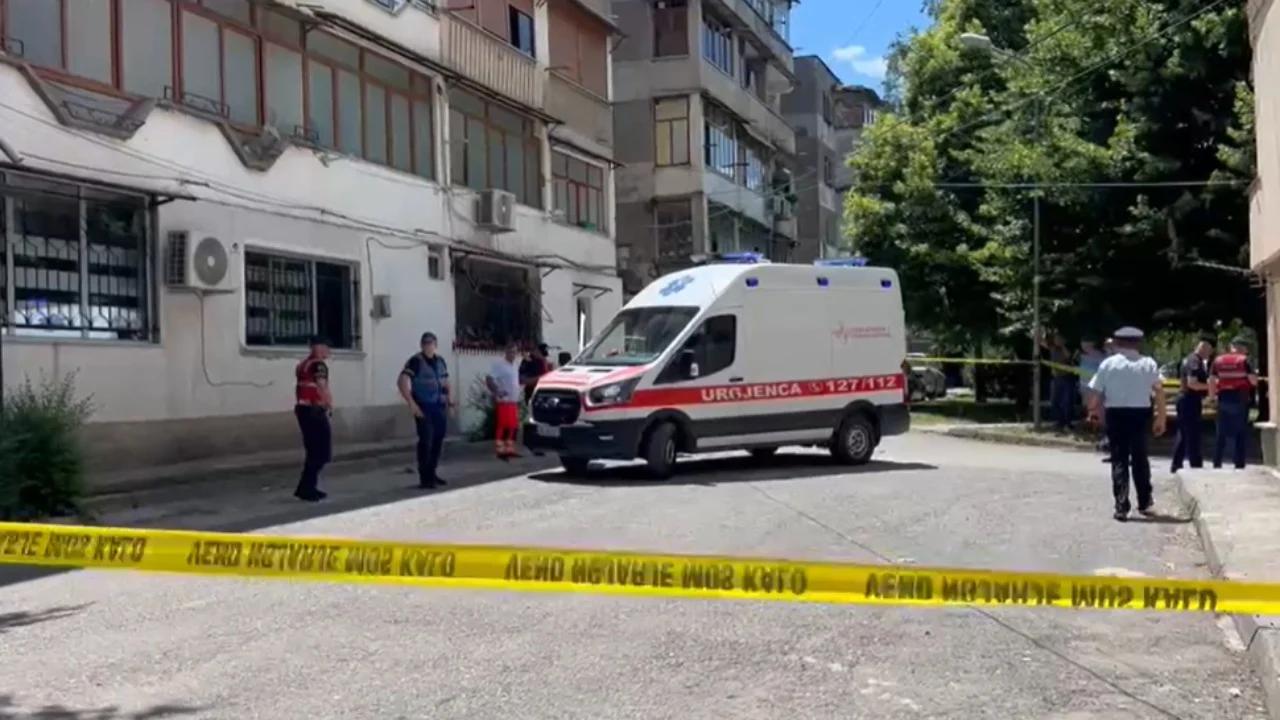 Tronditëse në Korçë, i moshuari i jep fund jetës duke u hedhur nga kati i tretë i banesës Tronditëse në Korçë, i moshuari i jep fund jetës duke u hedhur nga kati i tretë i banesës