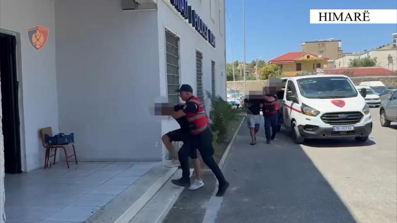 Tentuan t’i grabisnin kursimet me pistoletë çakmak një 70-vjeçari në Borsh, arrestohen tre të rinj Tentuan t’i grabisnin kursimet me pistoletë çakmak një 70-vjeçari në Borsh, arrestohen tre të rinj