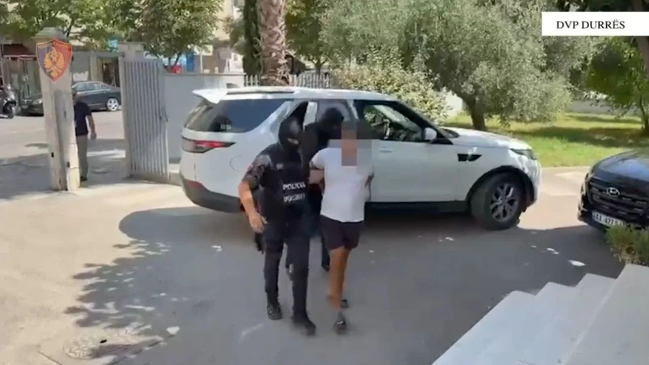 Në kërkim ndërkombëtar për trafik droge, 2 të arrestuar në Durrës. Priten të ekstradohen (EMRAT) Në kërkim ndërkombëtar për trafik droge, 2 të arrestuar në Durrës. Priten të ekstradohen (EMRAT)