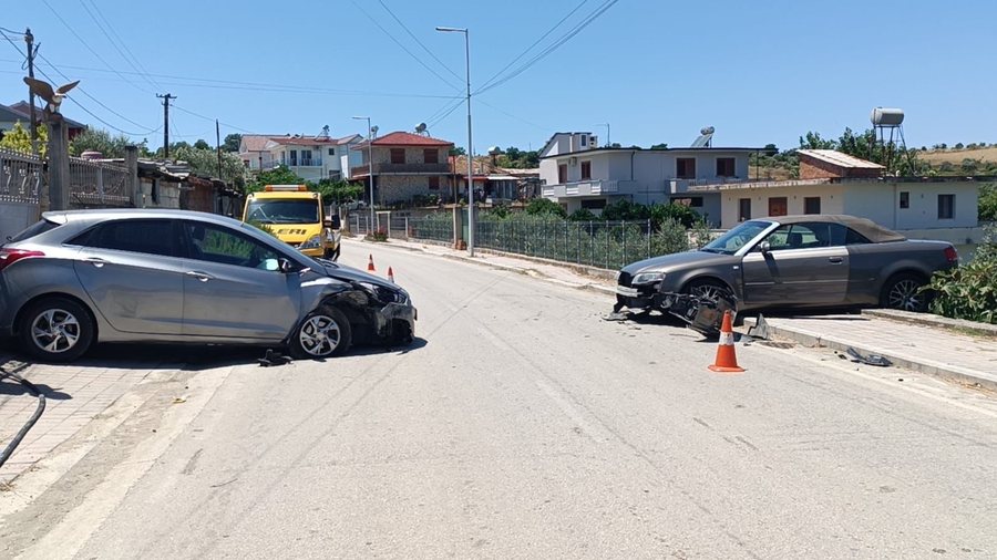 Aksident në Divjakë/ Përplasen kokë më kokë dy automjete, disa të lënduar Aksident në Divjakë/ Përplasen kokë më kokë dy automjete, disa të lënduar