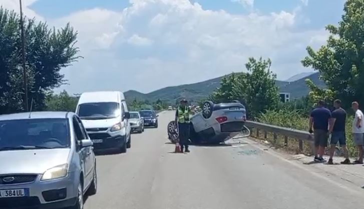 Aksident në aksin Lushnje-Berat/ Shoferi humbi kontrollin, makina kthehet përmbys, 4 të plagosur Aksident në aksin Lushnje-Berat/ Shoferi humbi kontrollin, makina kthehet përmbys, 4 të plagosur