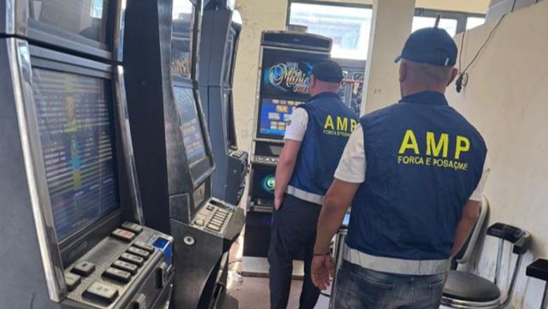 Fushë-Krujë/ AMP zbulon një lokal ku vendoseshin baste sportive, nisin hetimet nëse policia ka qenë në dijeni Fushë-Krujë/ AMP zbulon një lokal ku vendoseshin baste sportive, nisin hetimet nëse policia ka qenë në dijeni