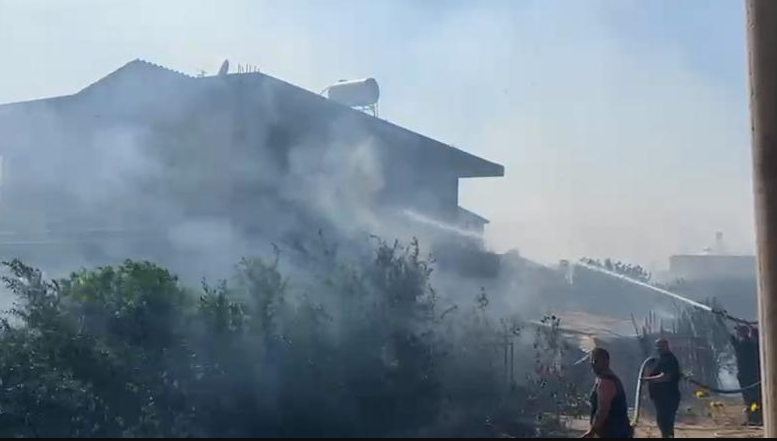 Zjarri përhapet me shpejtësi në Drizë të Fierit! Flakët përfshijnë një objekt, banorët në panik Zjarri përhapet me shpejtësi në Drizë të Fierit! Flakët përfshijnë një objekt, banorët në panik