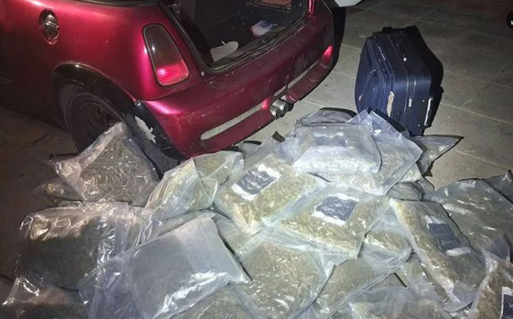 Aksion policor si në filma/ Transportuan 61 kilogramë lëndë narkotike me makinë, një në pranga, tjetri në arrati Aksion policor si në filma/ Transportuan 61 kilogramë lëndë narkotike me makinë, një në pranga, tjetri në arrati