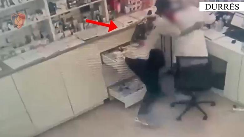 Sulmoi farmacisten dhe vodhi një shumë parash, arrestohet 45-vjeçari në Durrës (EMRI) Sulmoi farmacisten dhe vodhi një shumë parash, arrestohet 45-vjeçari në Durrës (EMRI)