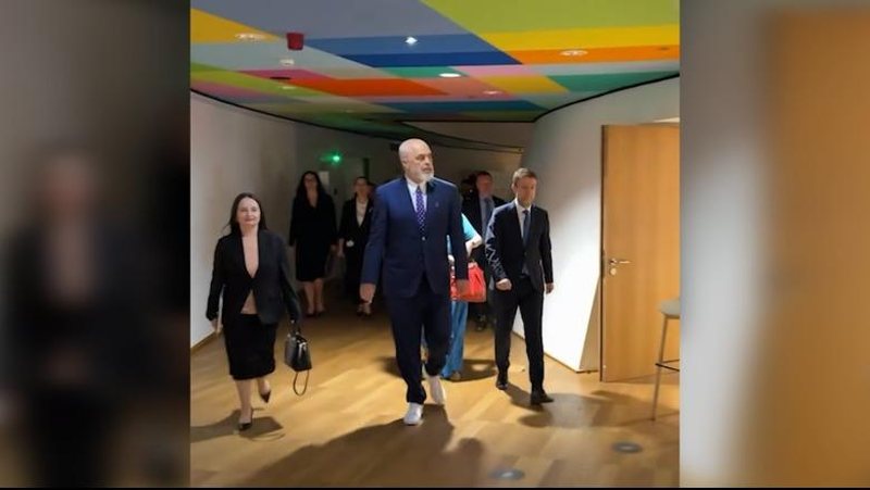 Rama publikon ‘prapaskenat’ nga Brukseli: Batuta me ministrat dhe momentet nga mbyllja e tre kapitujve me BE Rama publikon ‘prapaskenat’ nga Brukseli: Batuta me ministrat dhe momentet nga mbyllja e tre kapitujve me BE