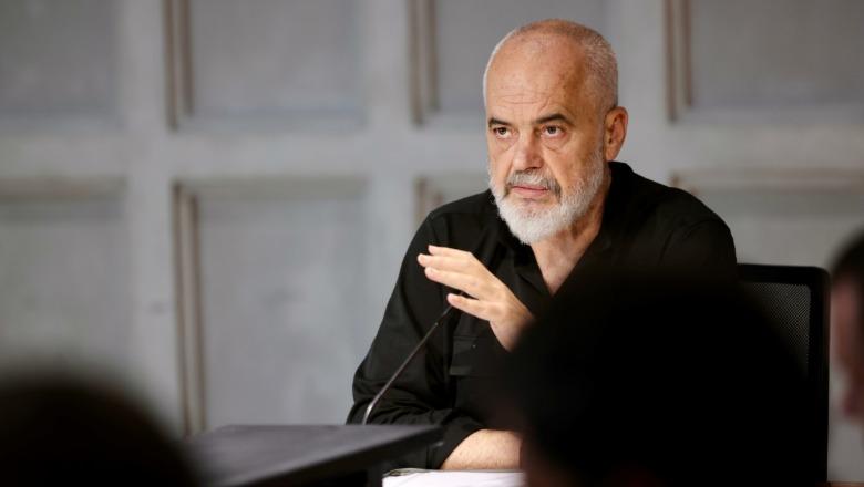Rama u përgjigjet kundërshtarëve me vjershën e Dritëro Agollit: Mbi baltën korija bleron Rama u përgjigjet kundërshtarëve me vjershën e Dritëro Agollit: Mbi baltën korija bleron