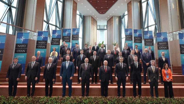 Ermal Nufi publikon foto nga takimi në Samitin e NATO-s në Ankara me ministrat e Mbrojtjes së vendeve të Aleancës Ermal Nufi publikon foto nga takimi në Samitin e NATO-s në Ankara me ministrat e Mbrojtjes së vendeve të Aleancës
