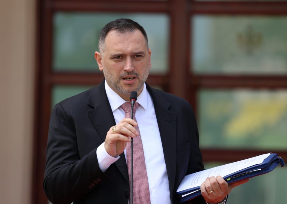 Debati për Mirditën, ministri Nufi: Raporti i ekspertëve nuk parashikon shkrirje apo bashkim Debati për Mirditën, ministri Nufi: Raporti i ekspertëve nuk parashikon shkrirje apo bashkim