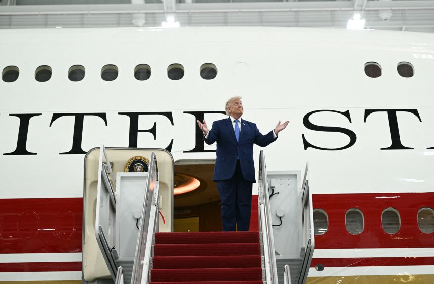 Trump “shpall luftë” ndaj New York Times, gazetarët thirren para jurisë pas zbulimeve për Air Force One