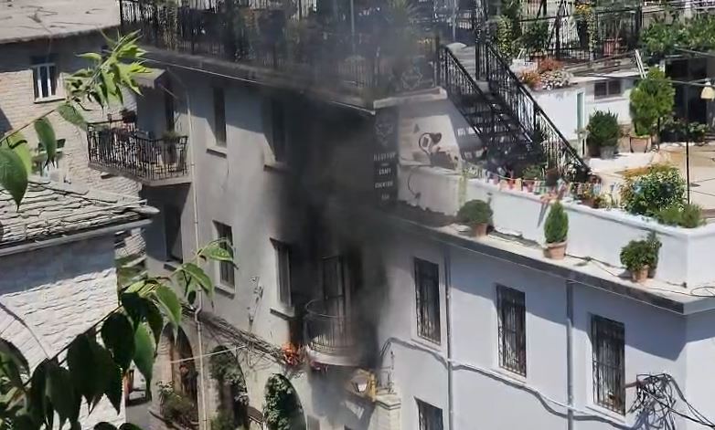 Zjarr në pazarin e Gjirokastrës/ Përfshihet nga flakët fasada e godinës, rrezikohen banesat Zjarr në pazarin e Gjirokastrës/ Përfshihet nga flakët fasada e godinës, rrezikohen banesat