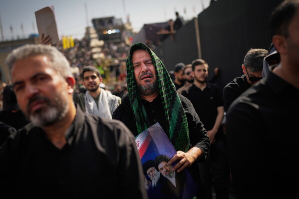 “Hakmarrje! Hakmarrje!” Irani shpërthen në thirrje gjatë nisjes së funeralit të Khameneit