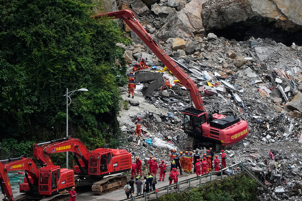 Kina aktivizon reagimin emergjent të nivelit II pas rrëshqitjes së dheut në Chongqing Kina aktivizon reagimin emergjent të nivelit II pas rrëshqitjes së dheut në Chongqing