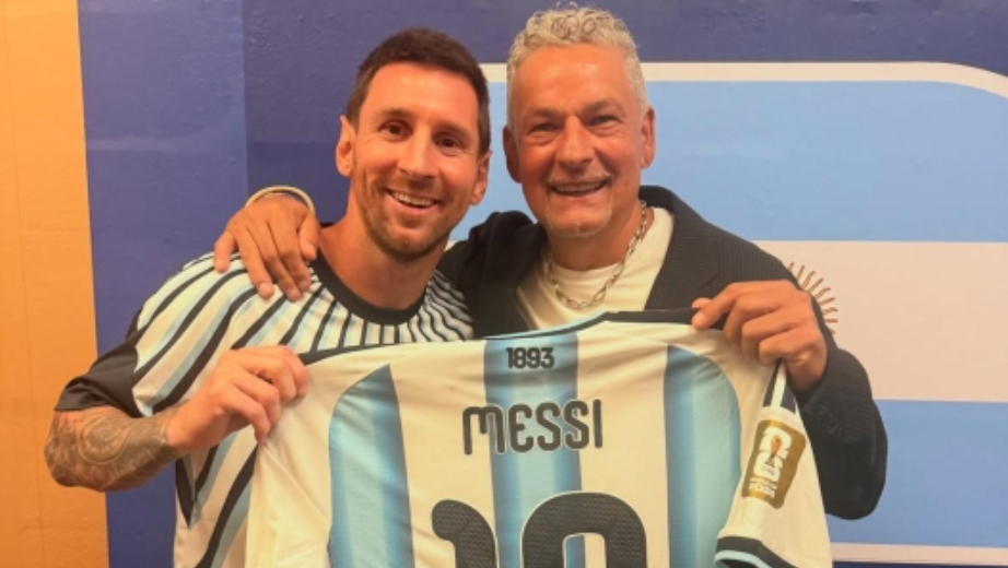 Messi i dhuron fanelën Roberto Baggios, pas fitores së Argjentinës ndaj Zvicrës Messi i dhuron fanelën Roberto Baggios, pas fitores së Argjentinës ndaj Zvicrës
