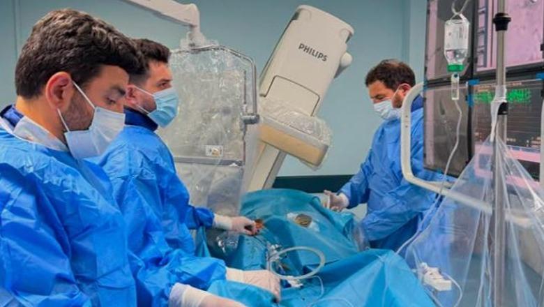 Shkodër/ Mjekët kryejnë me sukses ndërhyrjen te 52-vjeçari i diagnistokuar me stenozë kritike të arteries Shkodër/ Mjekët kryejnë me sukses ndërhyrjen te 52-vjeçari i diagnistokuar me stenozë kritike të arteries