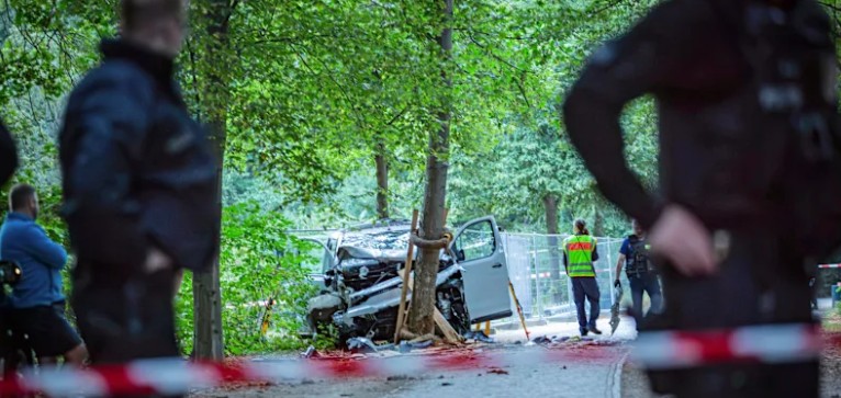 Përplasi turmën me furgon, qëllohet për vdekje gjatë operacionit policor autori i sulmit në Berlin Përplasi turmën me furgon, qëllohet për vdekje gjatë operacionit policor autori i sulmit në Berlin