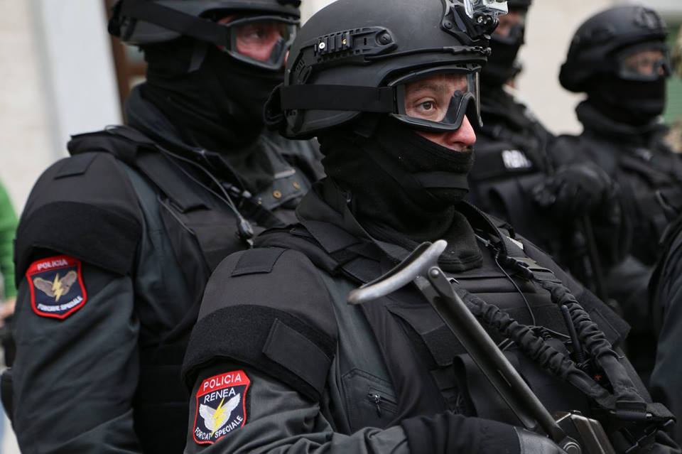 Vrau ish-vjehrrin dhe plagosi ish-vjehrrën, RENEA rrethon zonën ku dyshohet se fshihet autori në Fier Vrau ish-vjehrrin dhe plagosi ish-vjehrrën, RENEA rrethon zonën ku dyshohet se fshihet autori në Fier