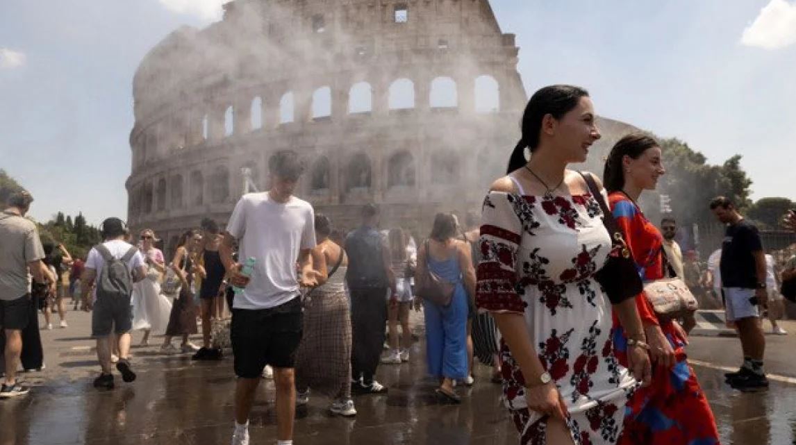 Roma kthehet në një ‘furrë’, 40°C dhe viktimat e para nga vapa! Turistët freskohen me ujë jashtë Koloseut (VIDEO)