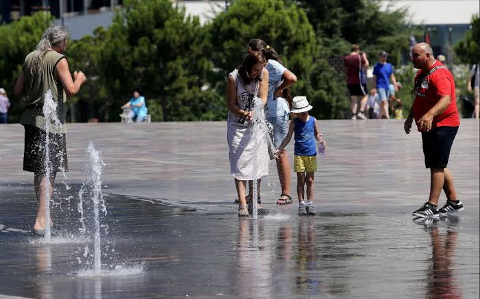 Temperaturat e larta, meteorologia: Në fundjavë termometri do të shënojë 40 gradë, do të jenë ditët më të nxehta Temperaturat e larta, meteorologia: Në fundjavë termometri do të shënojë 40 gradë, do të jenë ditët më të nxehta