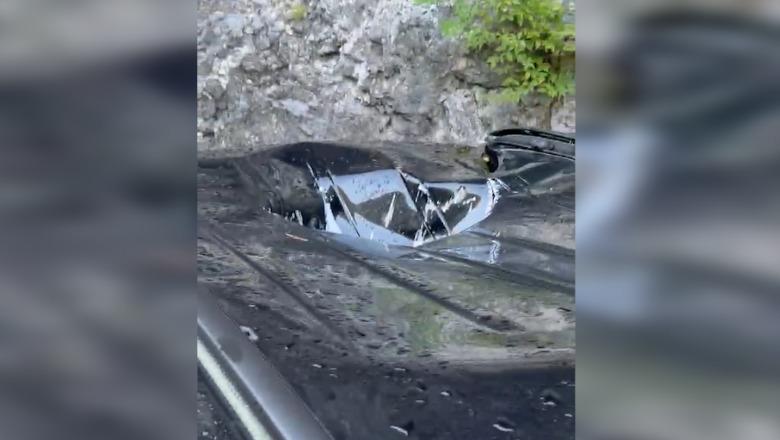 Prag tragjedie në Shkodër, guri shkëputet nga një masiv shkëmbor dhe bie mbi makinën me turistë! Prag tragjedie në Shkodër, guri shkëputet nga një masiv shkëmbor dhe bie mbi makinën me turistë!