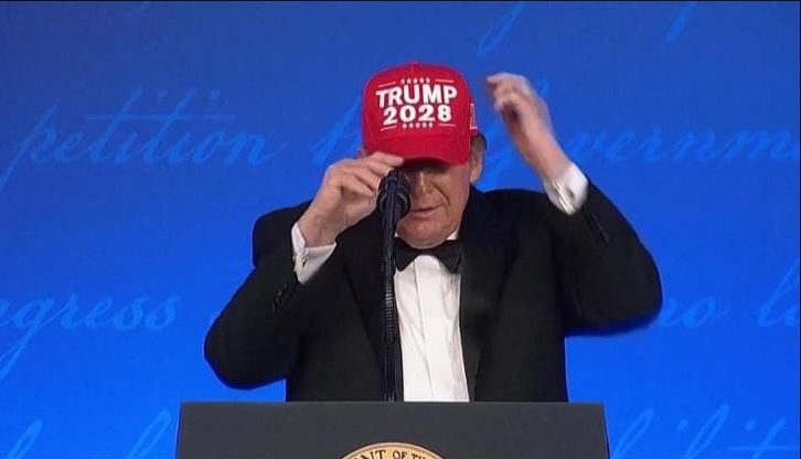 Trump shfaqet me kapelën “Trump 2028” dhe bën shaka për një mandat të tretë në darkën e Korrespondentëve të Shtëpisë së Bardhë