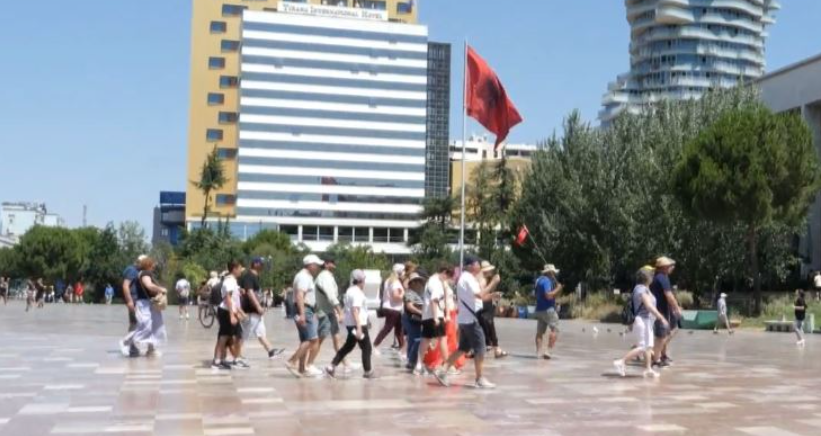 Turistët “pushtojnë” Tiranën/ Vizitorë nga Evropa në kryeqytetin shqiptar për pushimet verore Turistët “pushtojnë” Tiranën/ Vizitorë nga Evropa në kryeqytetin shqiptar për pushimet verore