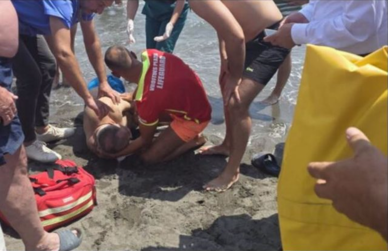 Vrojtuesi i plazhit i shpëton jetën 67-vjeçarit që po lahej në Velipojë, doli nga deti në gjendje kritike Vrojtuesi i plazhit i shpëton jetën 67-vjeçarit që po lahej në Velipojë, doli nga deti në gjendje kritike
