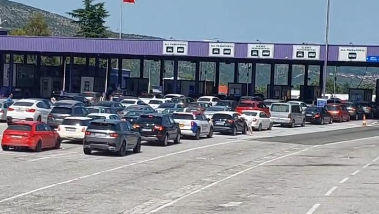 Pushimet verore/ Emigrantët kthehen në vendlindje, fluks automjetesh drejt Kosovës Pushimet verore/ Emigrantët kthehen në vendlindje, fluks automjetesh drejt Kosovës
