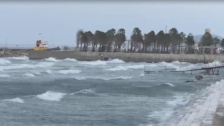 Sot pritet mot i keq, ndalohet dalja në det e varkave dhe skafeve në Vlorë e Sarandë Sot pritet mot i keq, ndalohet dalja në det e varkave dhe skafeve në Vlorë e Sarandë