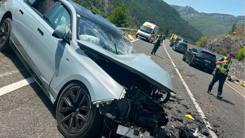 Makina përplaset me kamionin në Rrugën e Kombit, plagosen 4 qytetarë nga Kosova Makina përplaset me kamionin në Rrugën e Kombit, plagosen 4 qytetarë nga Kosova