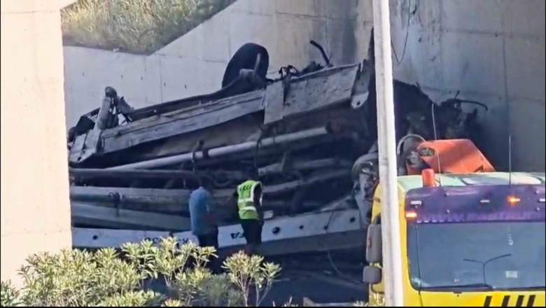 Kamioni përplasi makinën dhe ra nga lartësia në autostradë, Drejtoria e Transporteve: 2 egjiptianët nuk kishin patentë Kamioni përplasi makinën dhe ra nga lartësia në autostradë, Drejtoria e Transporteve: 2 egjiptianët nuk kishin patentë